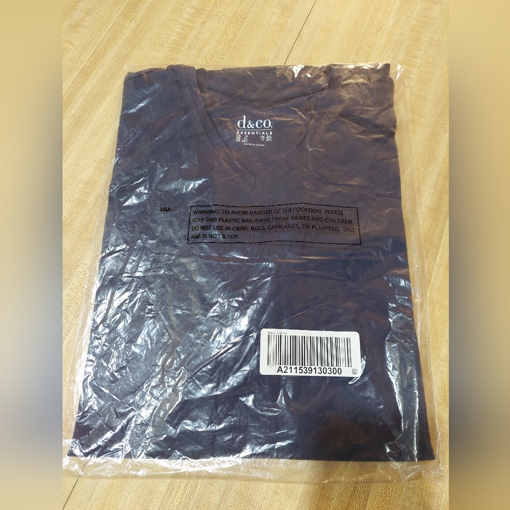D&Co Essentials V-Neck T-Shirt 1X navy